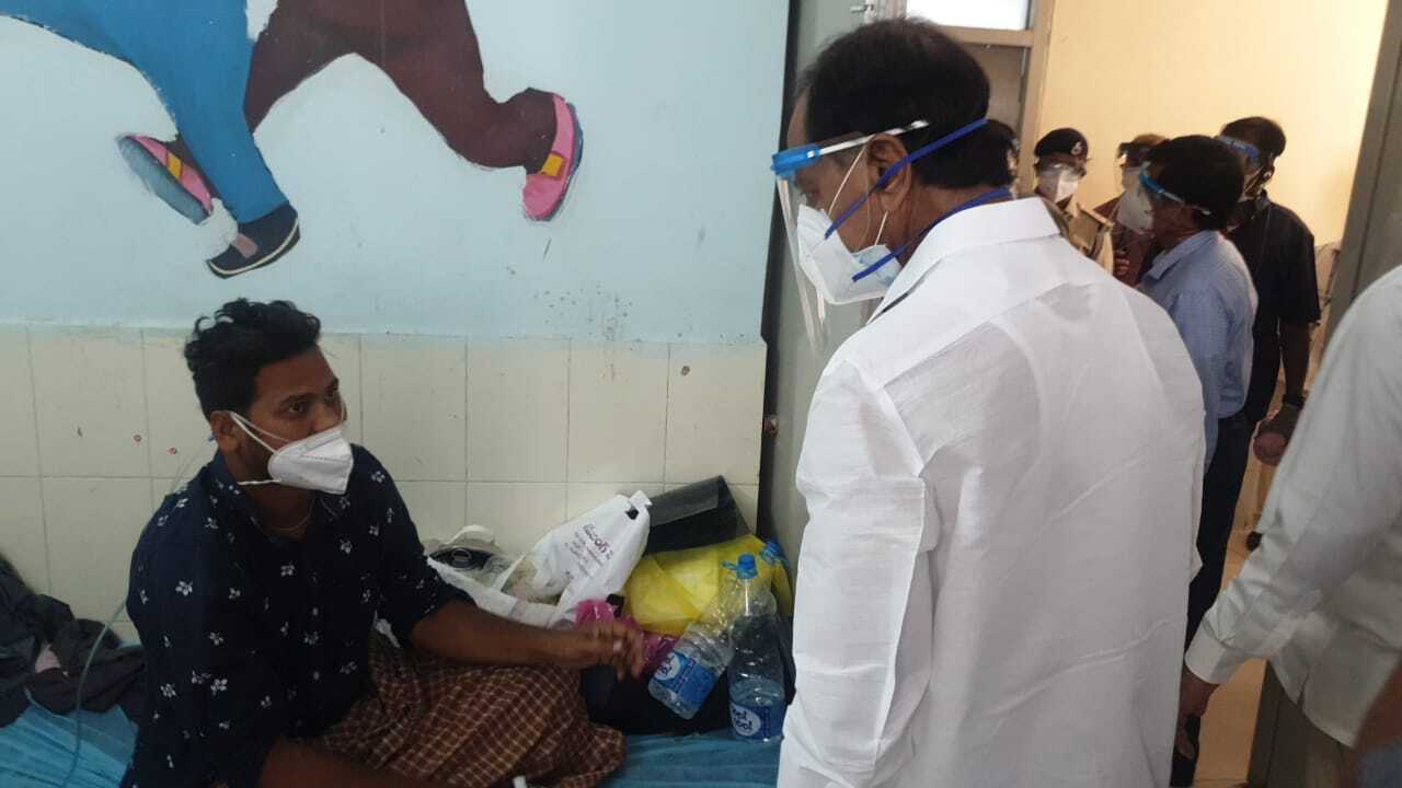 വാറങ്കല്‍ എംജിഎം ആശുപത്രിയിലെ കൊവിഡ് വാര്‍ഡ് സന്ദര്‍ശിച്ച് തെലങ്കാന മുഖ്യമന്ത്രി കെസിആര്‍, ചിത്രങ്ങള്‍ കാണാം