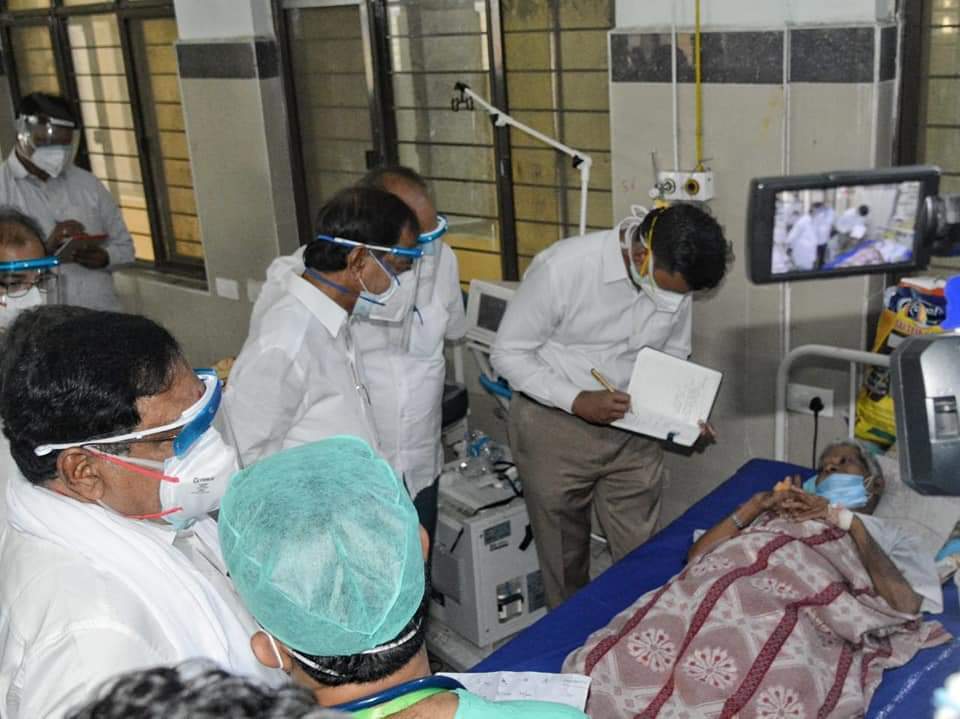 വാറങ്കല്‍ എംജിഎം ആശുപത്രിയിലെ കൊവിഡ് വാര്‍ഡ് സന്ദര്‍ശിച്ച് തെലങ്കാന മുഖ്യമന്ത്രി കെസിആര്‍, ചിത്രങ്ങള്‍ കാണാം