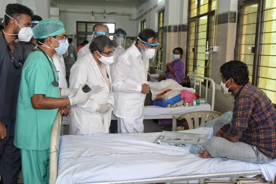 വാറങ്കല്‍ എംജിഎം ആശുപത്രിയിലെ കൊവിഡ് വാര്‍ഡ് സന്ദര്‍ശിച്ച് തെലങ്കാന മുഖ്യമന്ത്രി കെസിആര്‍, ചിത്രങ്ങള്‍ കാണാം