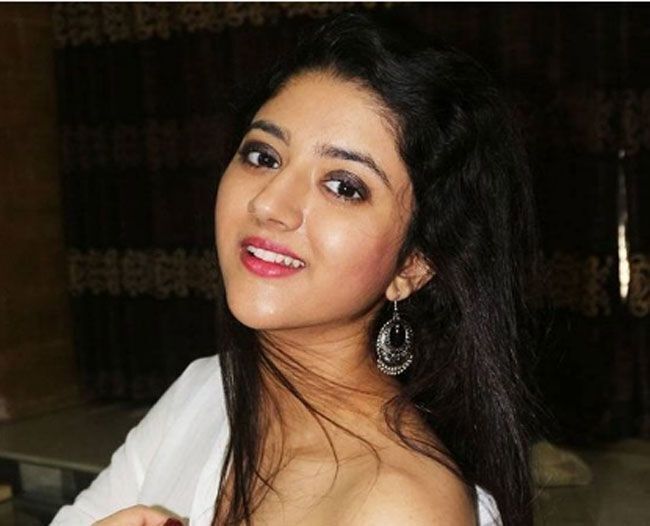 ക്യൂട്ട് ലുക്കില്‍ അതീവ സുന്ദരിയായ ശ്രീയ ശര്‍മ്മ; വൈറലായ ചിത്രങ്ങള്‍ കാണാം