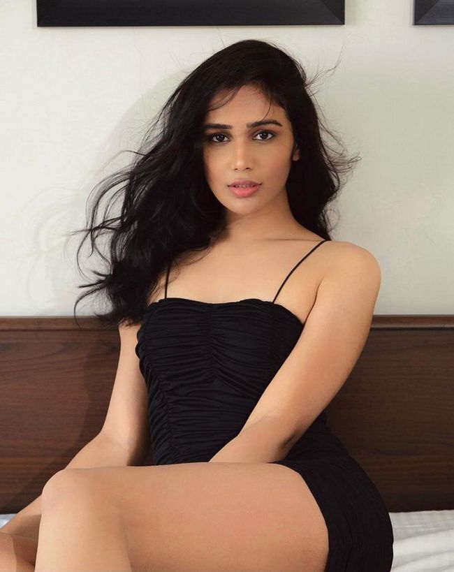 ഗ്ലാമറസായി സിമ്രാന്‍ ഗുപ്ത, ഏറ്റവും പുതിയ ചിത്രങ്ങള്‍ കാണാം