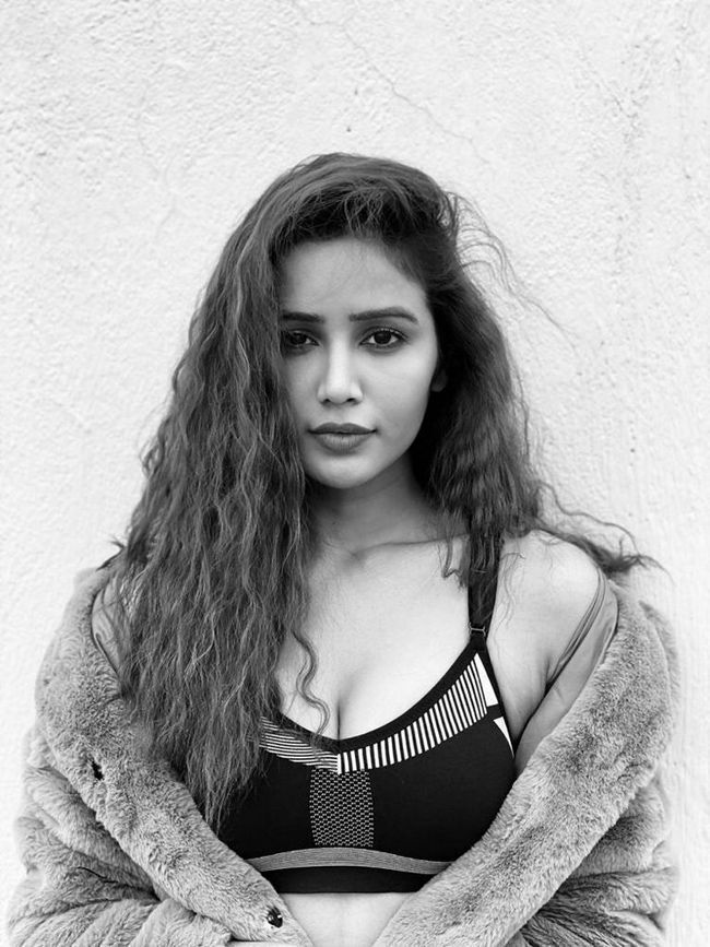 ഗ്ലാമറസായി സിമ്രാന്‍ ഗുപ്ത, ഏറ്റവും പുതിയ ചിത്രങ്ങള്‍ കാണാം