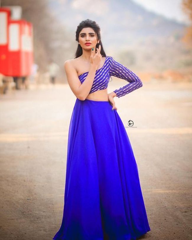 ആരാധകരെ ഞെട്ടിച്ച് നടി വര്‍ഷയുടെ ഫോട്ടോ ഷൂട്ട്, ചിത്രങ്ങള്‍ സോഷ്യല്‍ മീഡിയയില്‍ വൈറല്‍