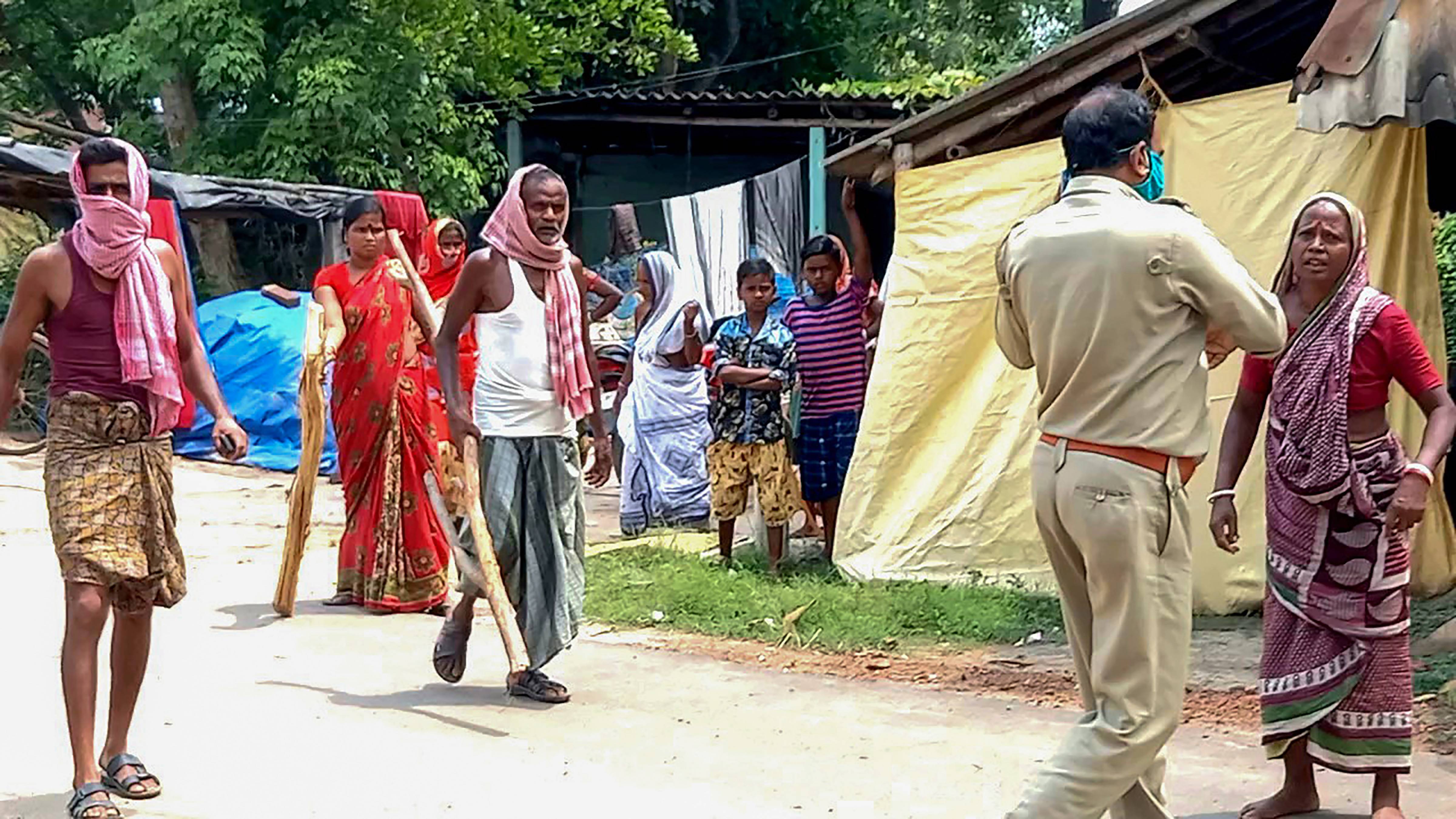 കേന്ദ്ര മന്ത്രി വി മുരളീധരന്റെ വാഹനവ്യൂഹത്തെ വെസ്റ്റ് മിഡ്‌നാപൂരില്‍ ടിഎംസി ഗുണ്ടകള്‍ ആക്രമിച്ചു, ചിത്രങ്ങള്‍ കാണാം