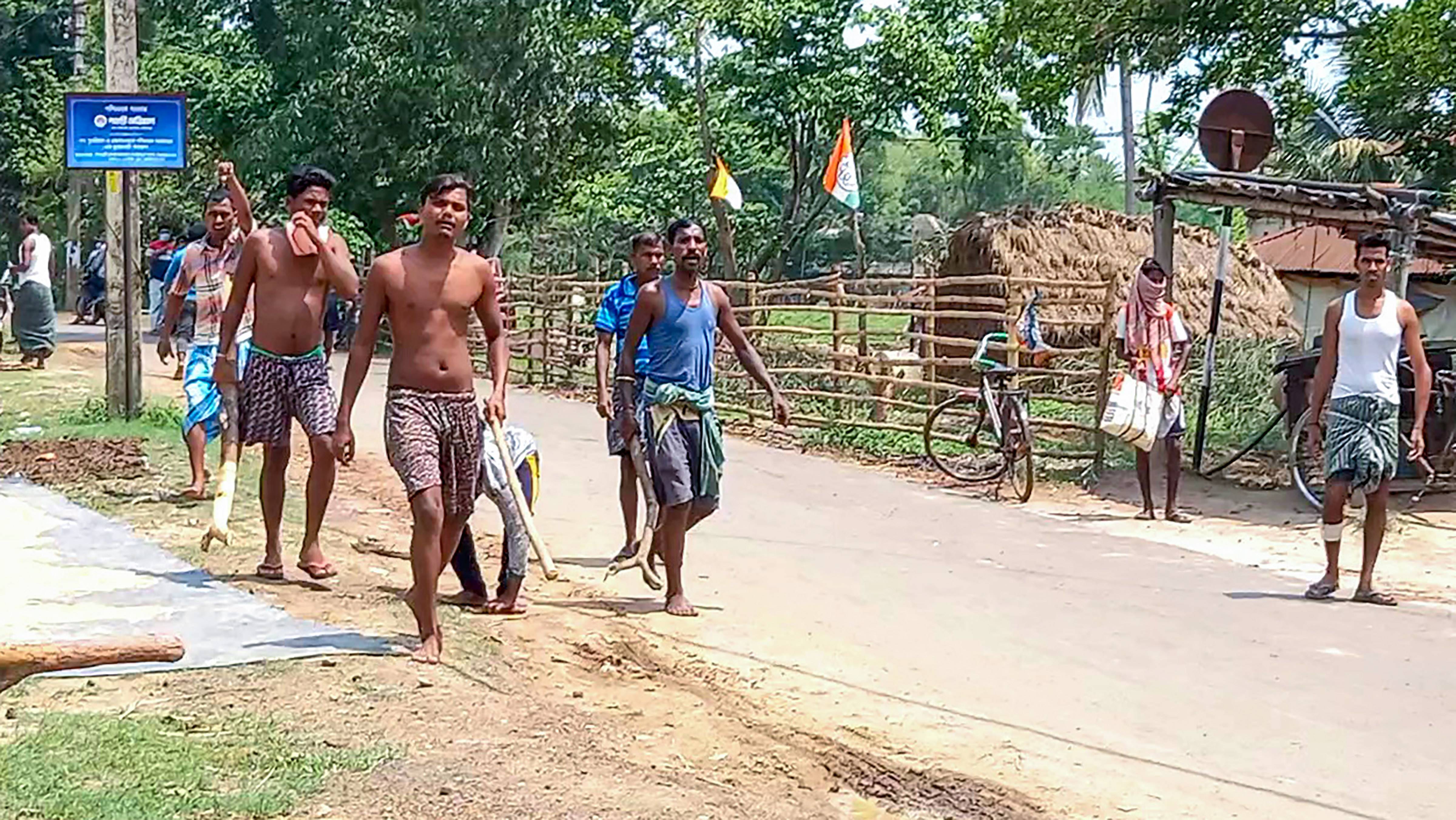 കേന്ദ്ര മന്ത്രി വി മുരളീധരന്റെ വാഹനവ്യൂഹത്തെ വെസ്റ്റ് മിഡ്‌നാപൂരില്‍ ടിഎംസി ഗുണ്ടകള്‍ ആക്രമിച്ചു, ചിത്രങ്ങള്‍ കാണാം