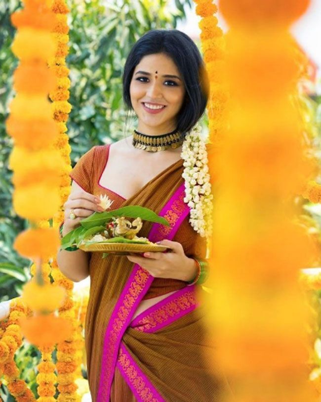 കറുപ്പ് സാരിയില്‍ അതി സുന്ദരിയായി പ്രിയങ്ക ജവാല്‍ക്കര്‍, ചിത്രങ്ങള്‍ കാണാം