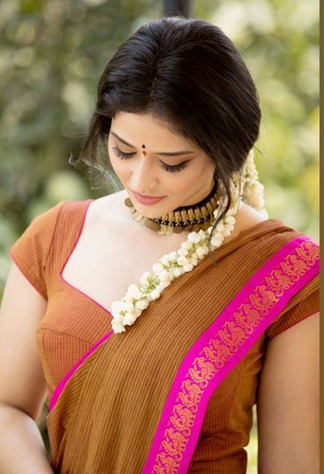 കറുപ്പ് സാരിയില്‍ അതി സുന്ദരിയായി പ്രിയങ്ക ജവാല്‍ക്കര്‍, ചിത്രങ്ങള്‍ കാണാം