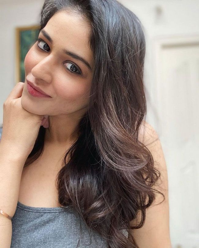 കറുപ്പ് സാരിയില്‍ അതി സുന്ദരിയായി പ്രിയങ്ക ജവാല്‍ക്കര്‍, ചിത്രങ്ങള്‍ കാണാം