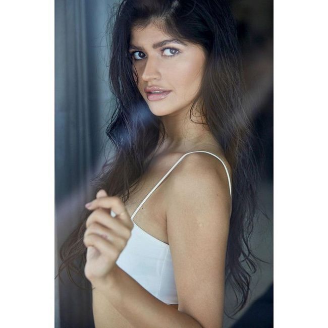 മോഡേണ്‍ ഗ്ലാമര്‍ ലുക്കില്‍ തിളങ്ങി അഞ്ജിനി ധവാന്‍; വൈറല്‍ ചിത്രങ്ങള്‍ കാണാം