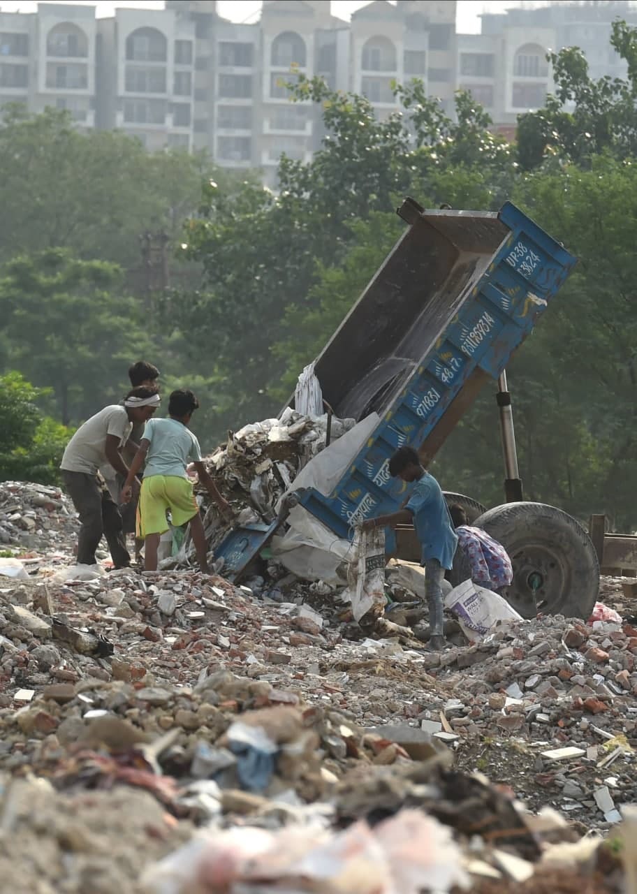 മാലിന്യക്കൂമ്പാരത്തിനിടയിലെ ജീവിതങ്ങൾ; ലോകപരിസ്ഥിതി ദിനത്തിൽ കാണേണ്ട ചിത്രങ്ങൾ