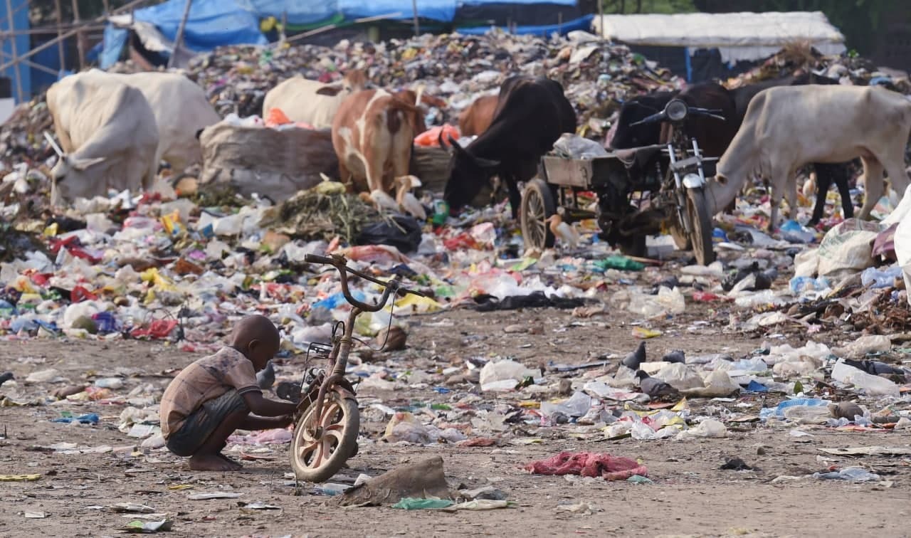 മാലിന്യക്കൂമ്പാരത്തിനിടയിലെ ജീവിതങ്ങൾ; ലോകപരിസ്ഥിതി ദിനത്തിൽ കാണേണ്ട ചിത്രങ്ങൾ
