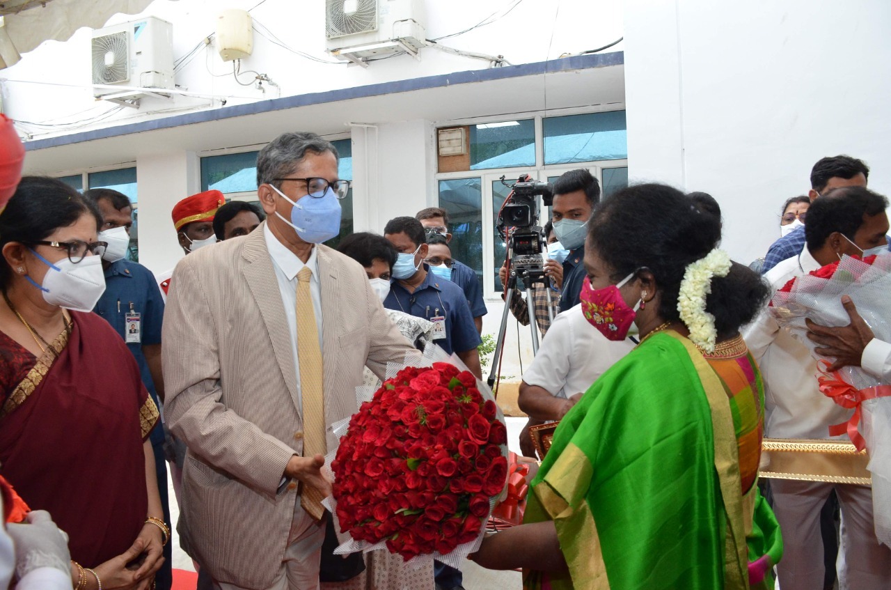 హైదరాబాదులో సీజేఐకి ఘనస్వాగతం పలికిన గవర్నర్ సీఎం కేసీఆర్