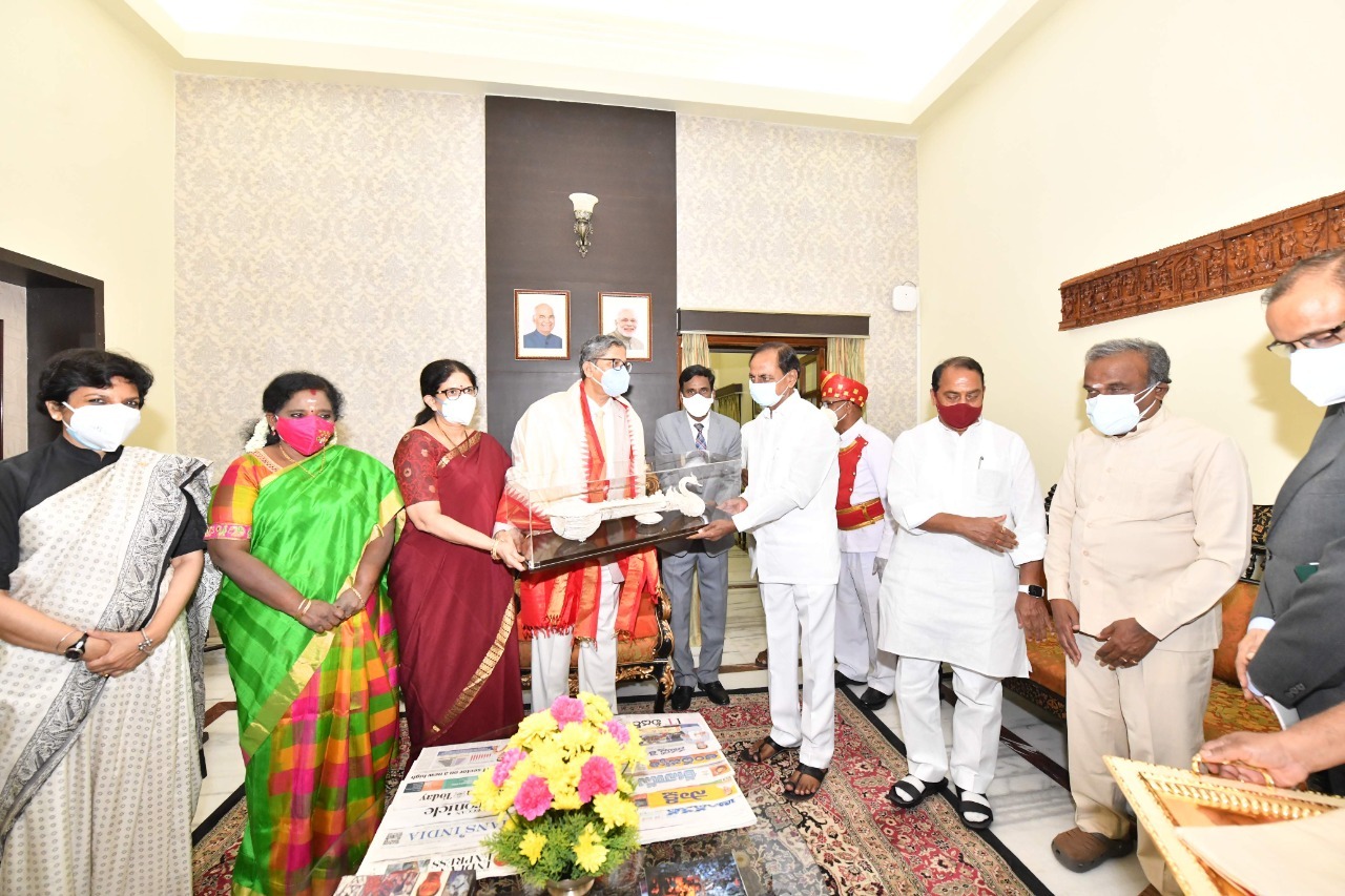 హైదరాబాదులో సీజేఐకి ఘనస్వాగతం పలికిన గవర్నర్ సీఎం కేసీఆర్
