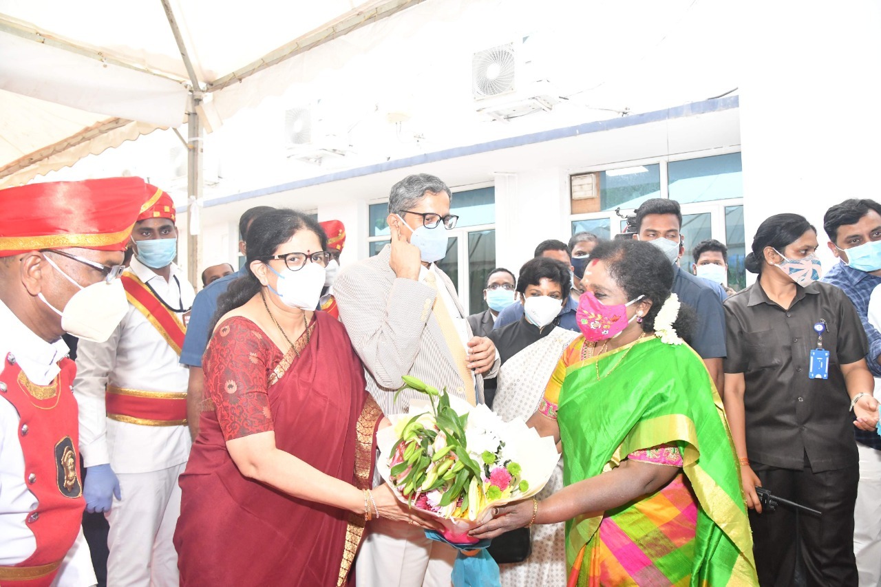 హైదరాబాదులో సీజేఐకి ఘనస్వాగతం పలికిన గవర్నర్ సీఎం కేసీఆర్