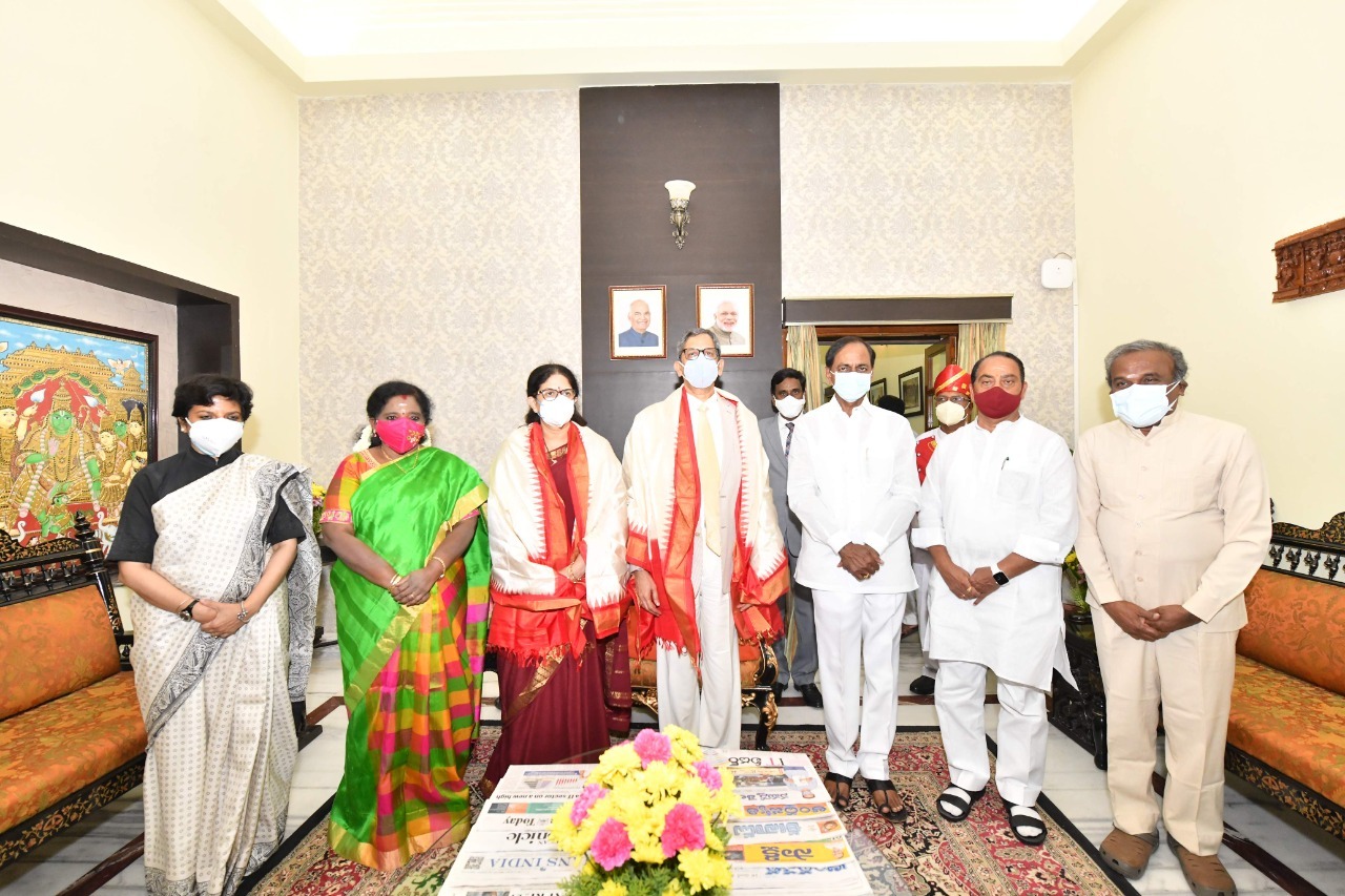 హైదరాబాదులో సీజేఐకి ఘనస్వాగతం పలికిన గవర్నర్ సీఎం కేసీఆర్