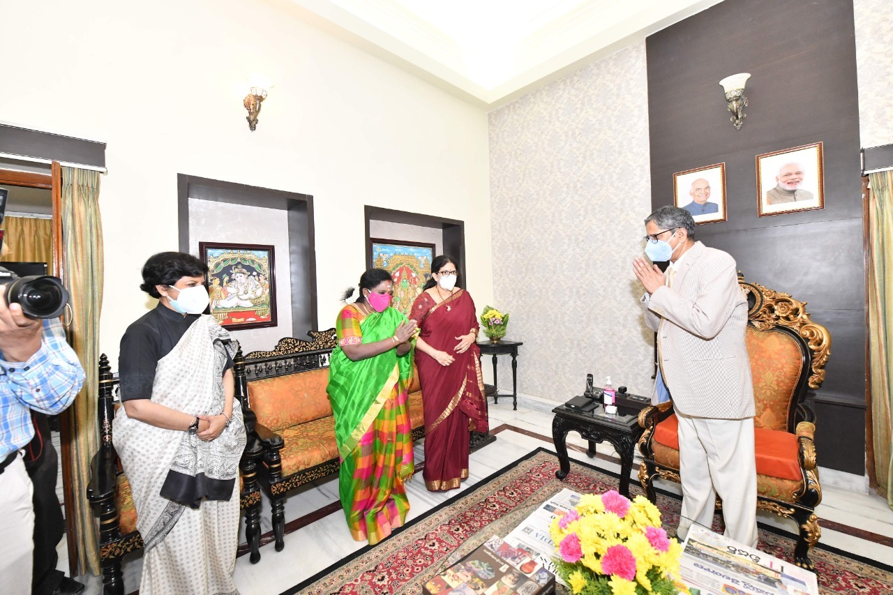 హైదరాబాదులో సీజేఐకి ఘనస్వాగతం పలికిన గవర్నర్ సీఎం కేసీఆర్