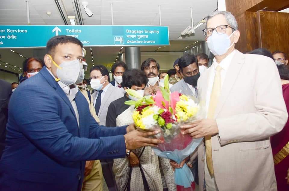 హైదరాబాదులో సీజేఐకి ఘనస్వాగతం పలికిన గవర్నర్ సీఎం కేసీఆర్