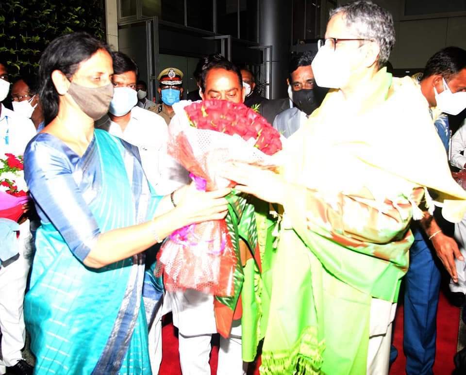 హైదరాబాదులో సీజేఐకి ఘనస్వాగతం పలికిన గవర్నర్ సీఎం కేసీఆర్