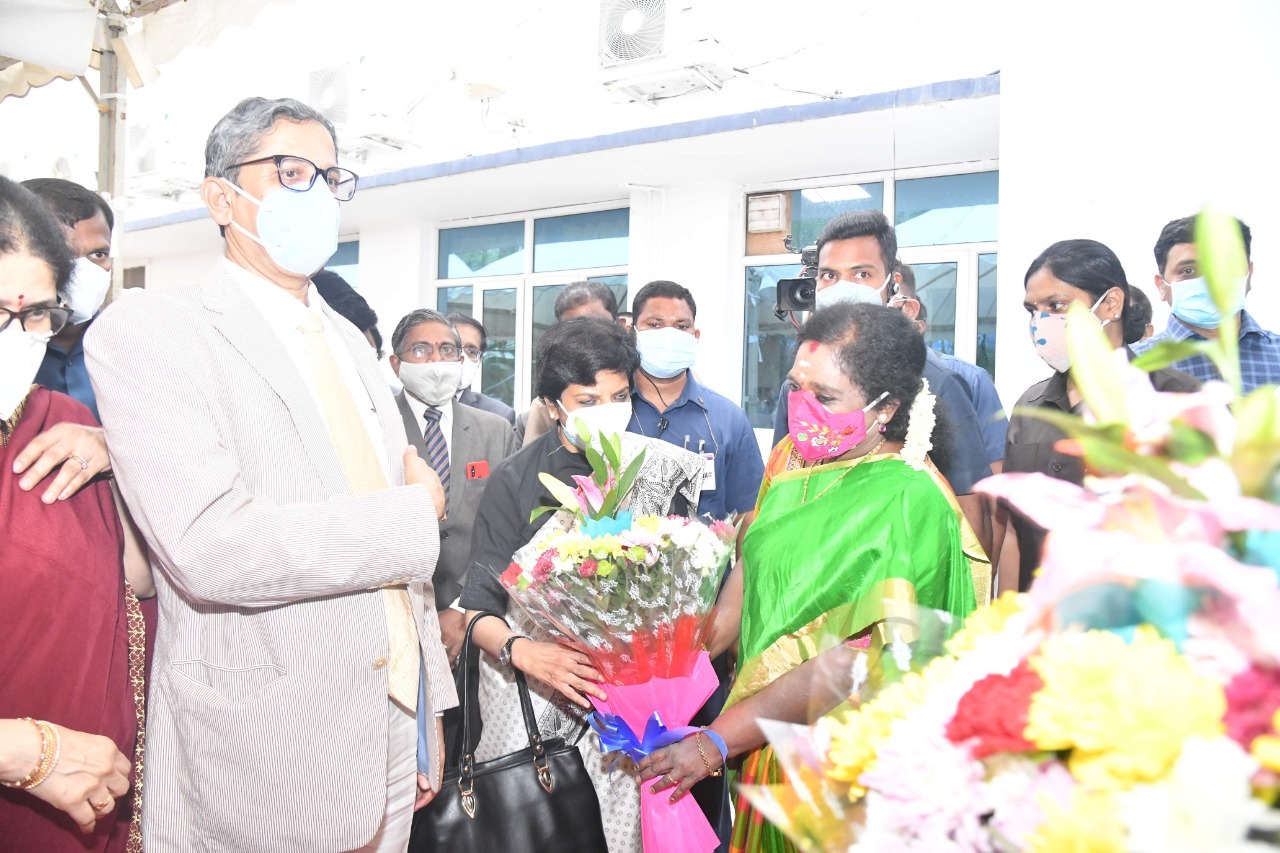 హైదరాబాదులో సీజేఐకి ఘనస్వాగతం పలికిన గవర్నర్ సీఎం కేసీఆర్