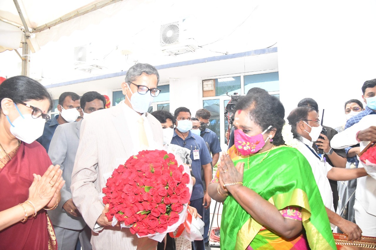 హైదరాబాదులో సీజేఐకి ఘనస్వాగతం పలికిన గవర్నర్ సీఎం కేసీఆర్