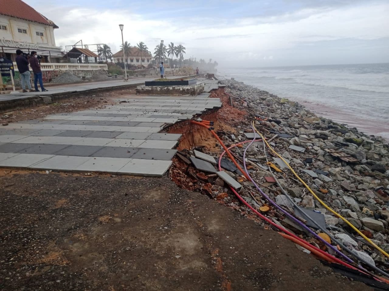  കടല്‍ക്ഷോഭത്തില്‍ തകര്‍ന്ന തിരുവനന്തപുരം ശംഖുമുഖം ബീച്ച്- ചിത്രങ്ങള്‍
