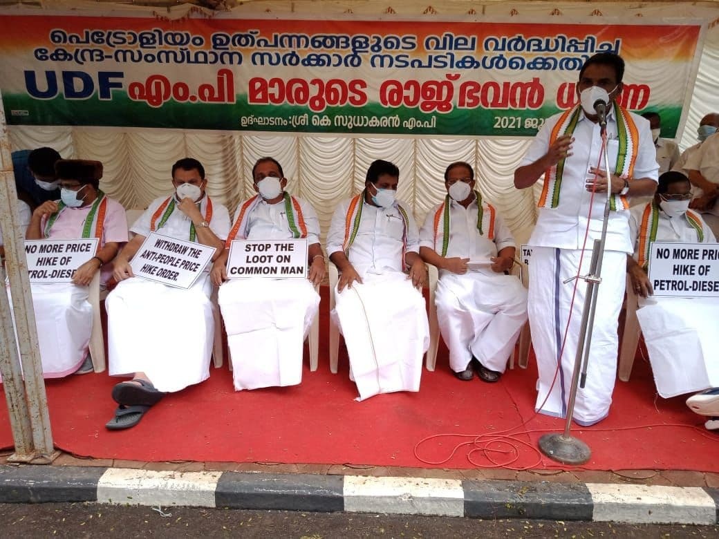 ഇന്ധന വില വര്‍ധനവിനെതിരെ യുഡിഎഫ് എംപിമാരുടെ രാജ്ഭവന്‍ ധര്‍ണ- ചിത്രങ്ങള്‍