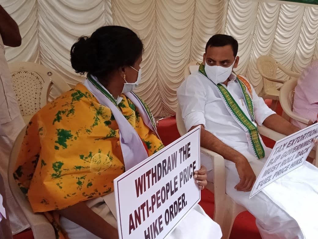 ഇന്ധന വില വര്‍ധനവിനെതിരെ യുഡിഎഫ് എംപിമാരുടെ രാജ്ഭവന്‍ ധര്‍ണ- ചിത്രങ്ങള്‍