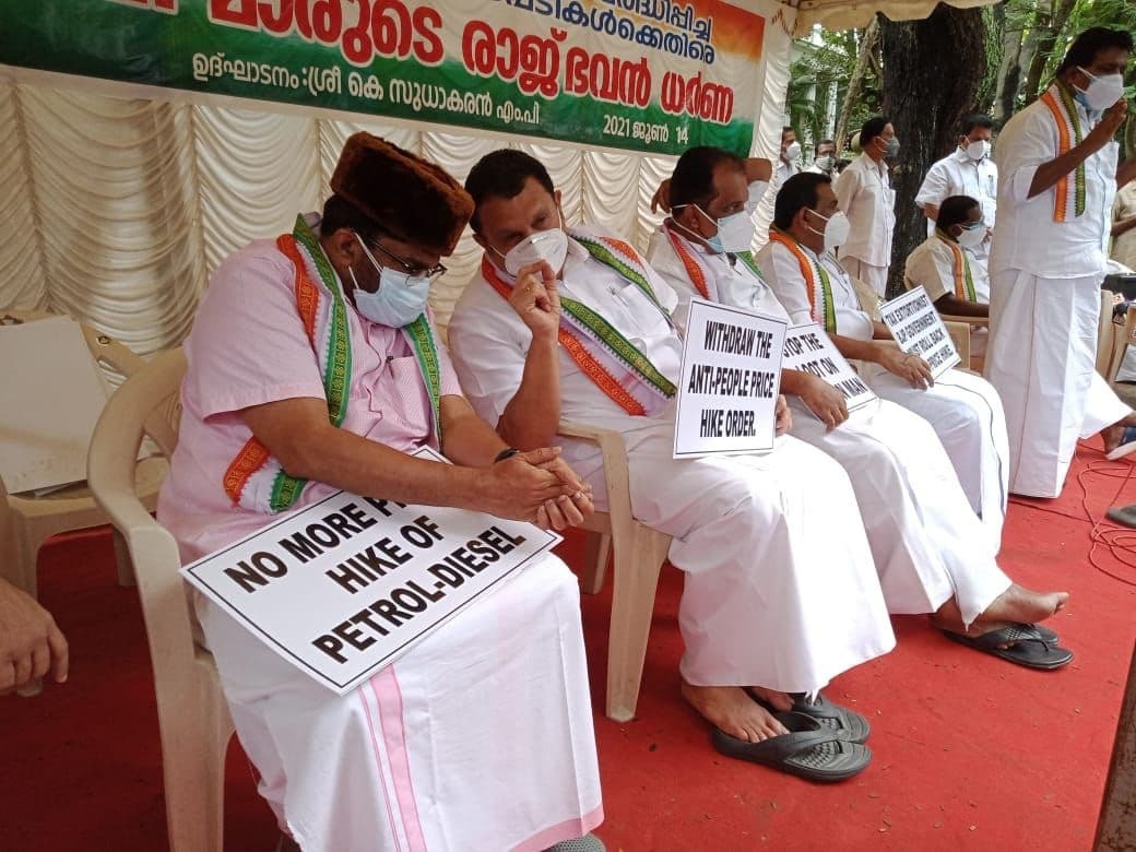 ഇന്ധന വില വര്‍ധനവിനെതിരെ യുഡിഎഫ് എംപിമാരുടെ രാജ്ഭവന്‍ ധര്‍ണ- ചിത്രങ്ങള്‍