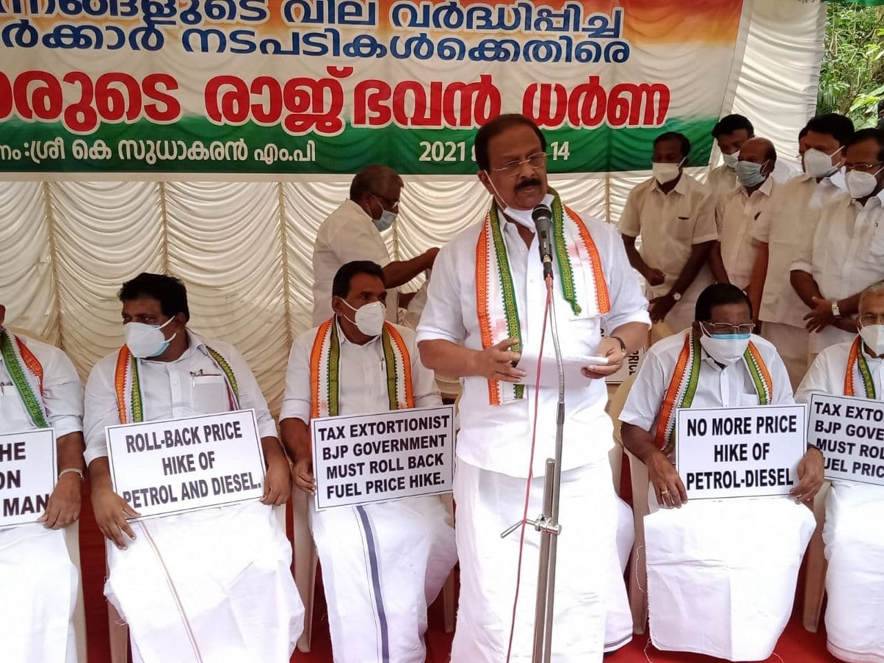 ഇന്ധന വില വര്‍ധനവിനെതിരെ യുഡിഎഫ് എംപിമാരുടെ രാജ്ഭവന്‍ ധര്‍ണ- ചിത്രങ്ങള്‍