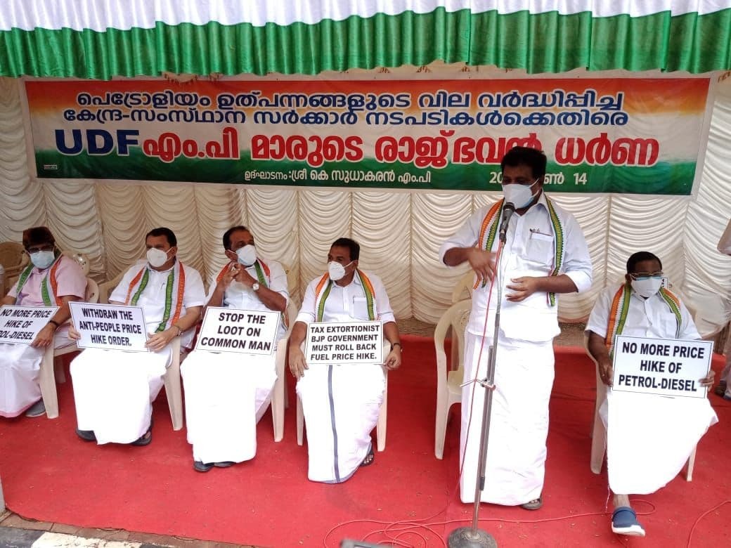 ഇന്ധന വില വര്‍ധനവിനെതിരെ യുഡിഎഫ് എംപിമാരുടെ രാജ്ഭവന്‍ ധര്‍ണ- ചിത്രങ്ങള്‍