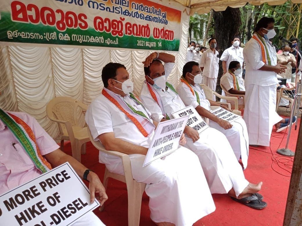 ഇന്ധന വില വര്‍ധനവിനെതിരെ യുഡിഎഫ് എംപിമാരുടെ രാജ്ഭവന്‍ ധര്‍ണ- ചിത്രങ്ങള്‍