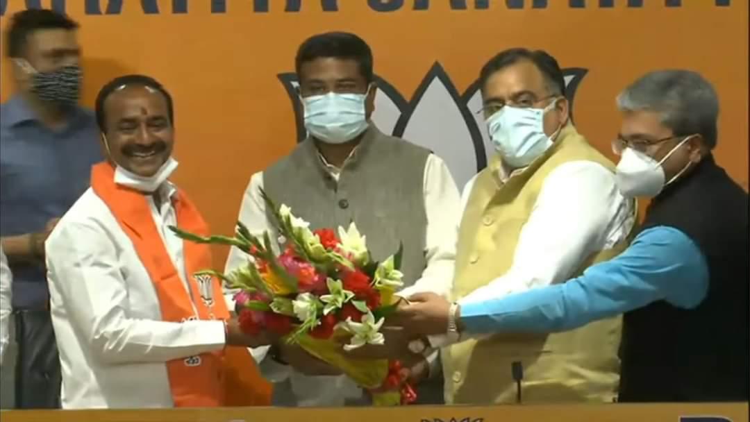 బీజేపీలో చేరిన ఈటల రాజేందర్... జేపీ నడ్డాను కలిసిన మాజీ మంత్రి
