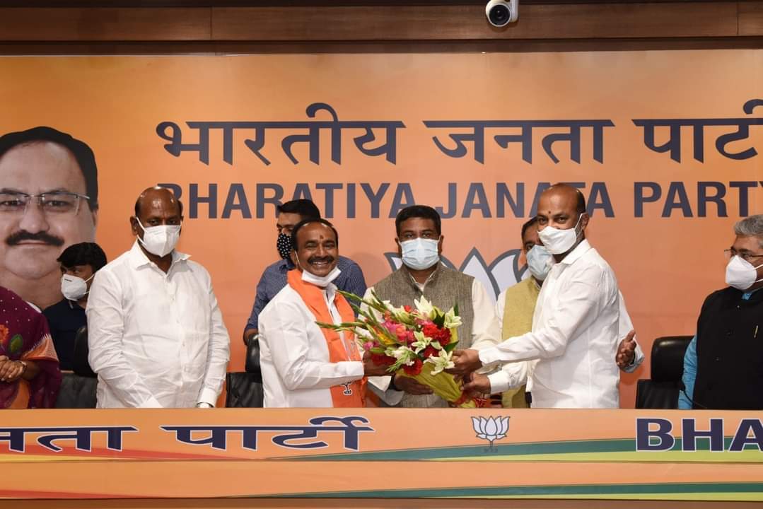 బీజేపీలో చేరిన ఈటల రాజేందర్... జేపీ నడ్డాను కలిసిన మాజీ మంత్రి