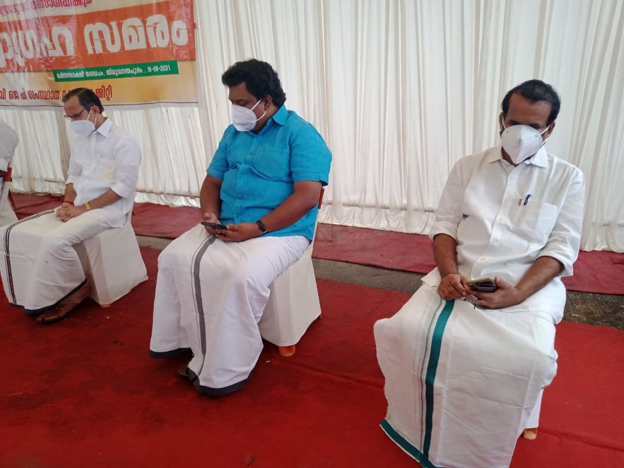 കെ സുരേന്ദ്രനെ വേട്ടയാടുന്നു, സത്യാഗ്രഹവുമായി ബിജെപി നേതാക്കൾ- ചിത്രങ്ങൾ