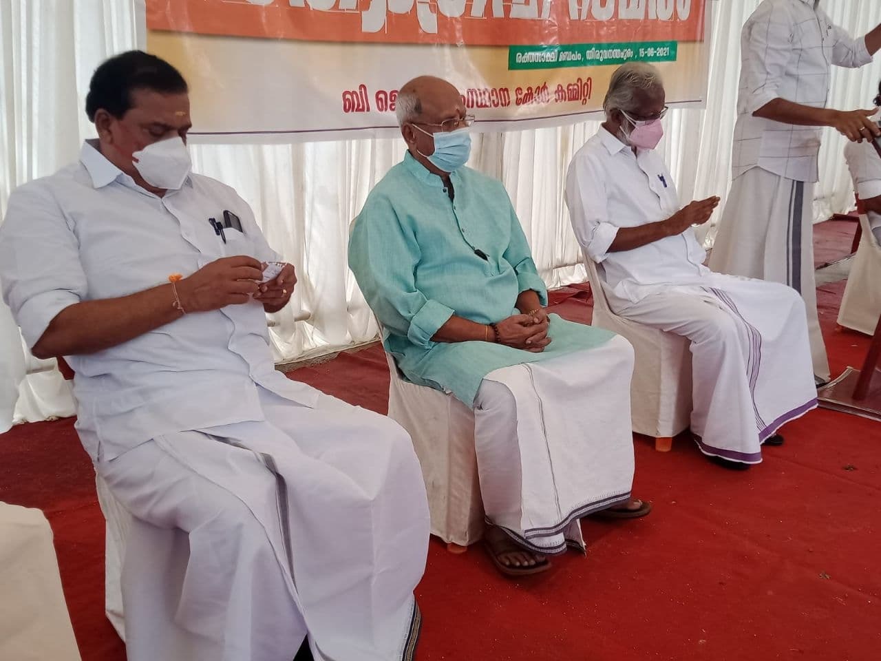 കെ സുരേന്ദ്രനെ വേട്ടയാടുന്നു, സത്യാഗ്രഹവുമായി ബിജെപി നേതാക്കൾ- ചിത്രങ്ങൾ