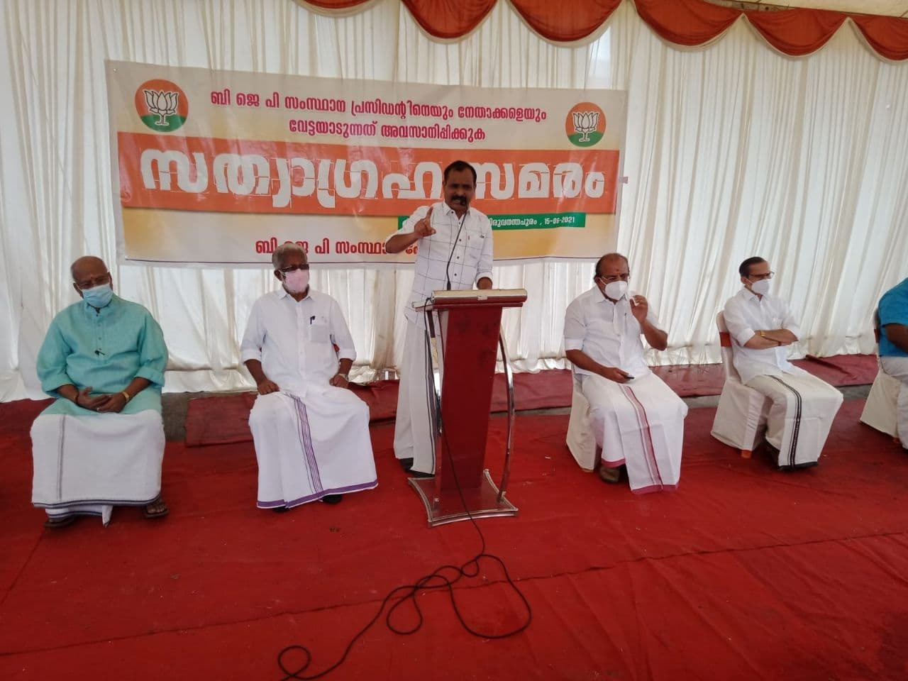 കെ സുരേന്ദ്രനെ വേട്ടയാടുന്നു, സത്യാഗ്രഹവുമായി ബിജെപി നേതാക്കൾ- ചിത്രങ്ങൾ