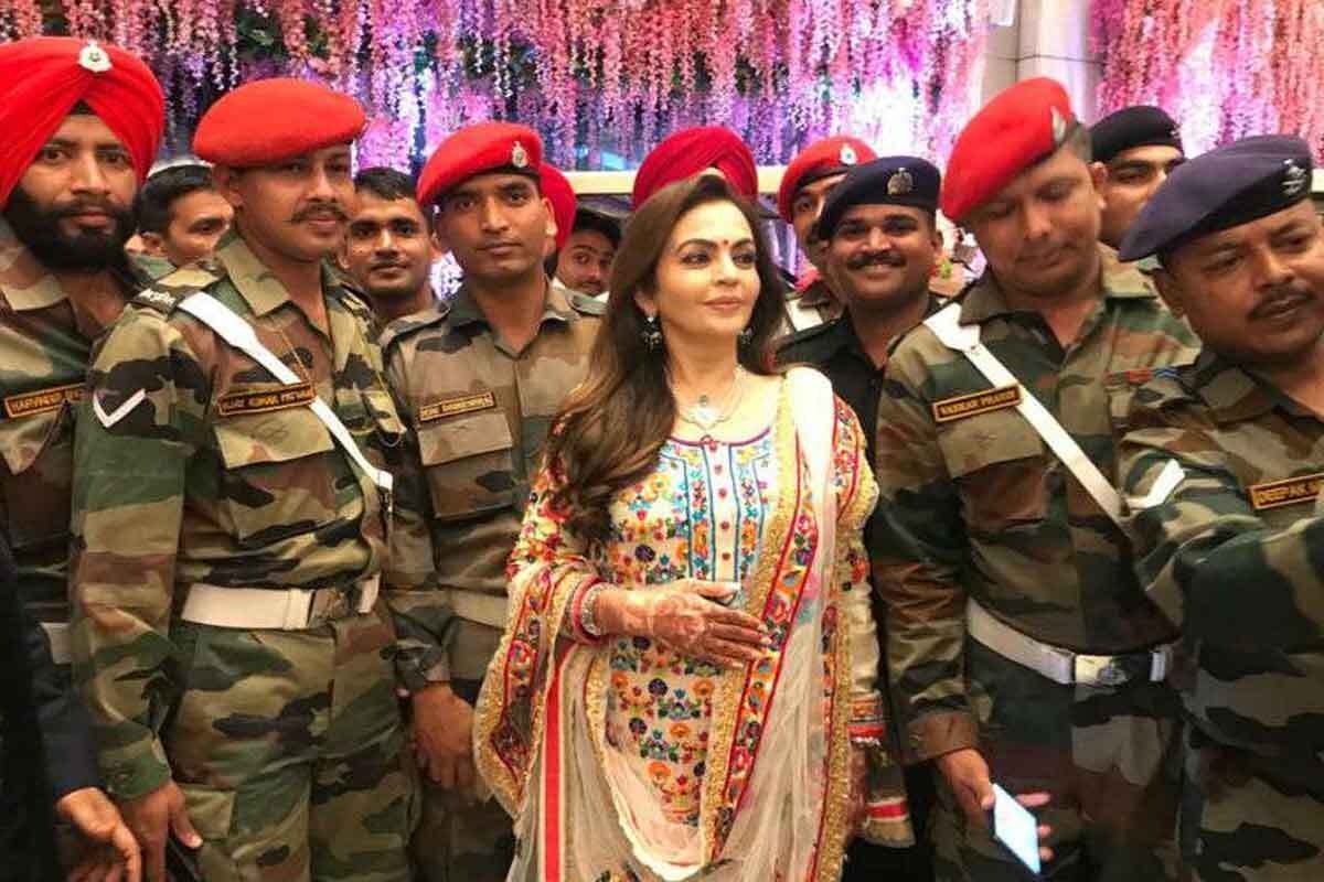 একটা সময় ছিল যখন মুকেশ আম্বানির স্ত্রী ৮০০ টাকা মাইনের কাজ করতেন, আজ তিনি বিলিয়নের মালকিন