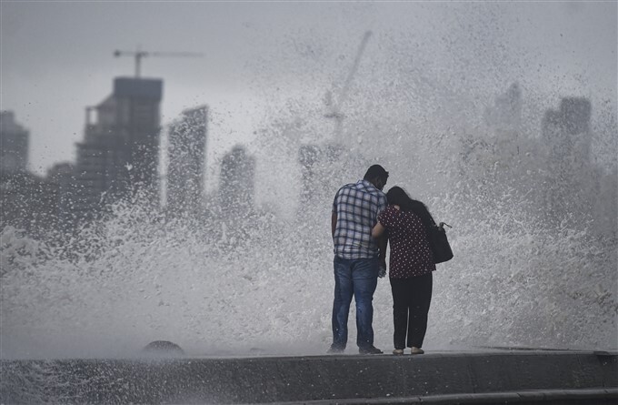 Heavy Rain Lashes In Mumbai