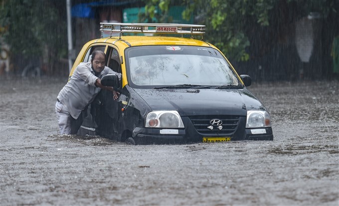 Heavy Rainfall Lashes In Mumbai