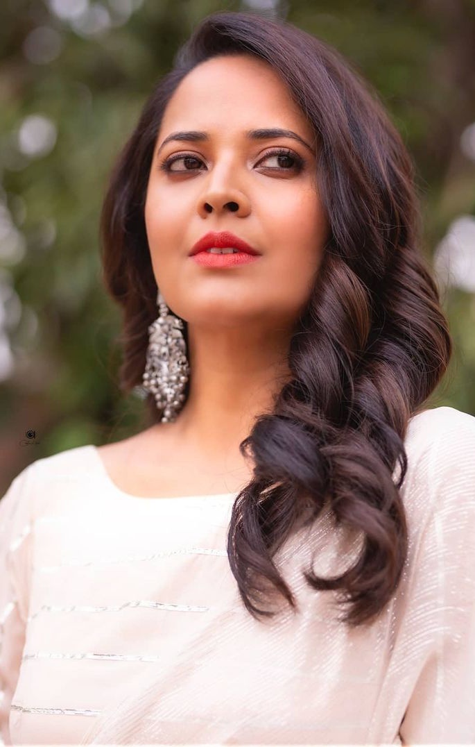 സാരിയില്‍ അതിവ സുന്ദരിയായി അനസൂയ ഭരദ്വാജ്; വൈറലായ ഏറ്റവും പുതിയ ചിത്രങ്ങള്‍ കാണാം