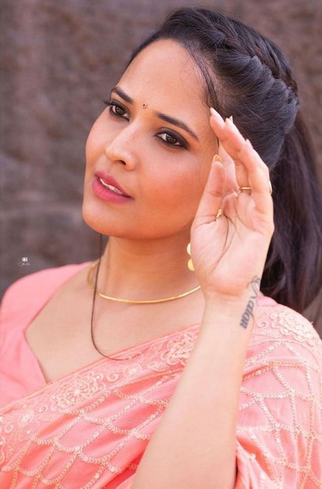 സാരിയില്‍ അതിവ സുന്ദരിയായി അനസൂയ ഭരദ്വാജ്; വൈറലായ ഏറ്റവും പുതിയ ചിത്രങ്ങള്‍ കാണാം