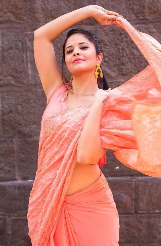 സാരിയില്‍ അതിവ സുന്ദരിയായി അനസൂയ ഭരദ്വാജ്; വൈറലായ ഏറ്റവും പുതിയ ചിത്രങ്ങള്‍ കാണാം