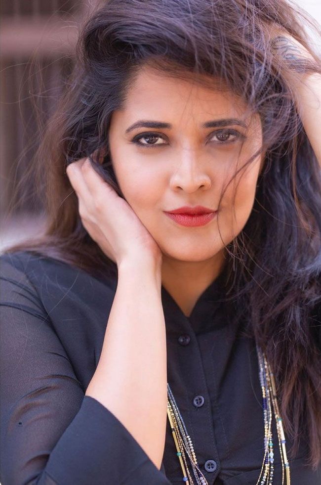 സാരിയില്‍ അതിവ സുന്ദരിയായി അനസൂയ ഭരദ്വാജ്; വൈറലായ ഏറ്റവും പുതിയ ചിത്രങ്ങള്‍ കാണാം