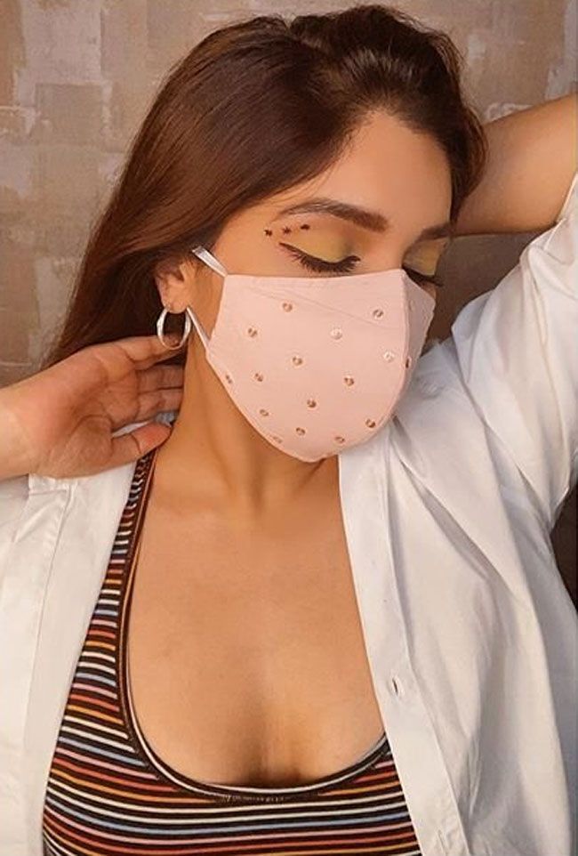 പുതിയ ഹോട്ട് ലുക്കില്‍ ഭൂമി പദ്‌നേക്കര്‍, വൈറലായ ചിത്രങ്ങള്‍ കാണാം