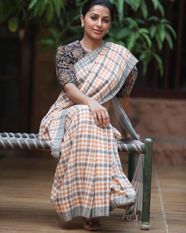 സിമ്പിള്‍ സാരി ലുക്കില്‍ തിളങ്ങി നടി ഭൂമിക ചൗള; പുതിയ ചിത്രങ്ങള്‍ കാണാം