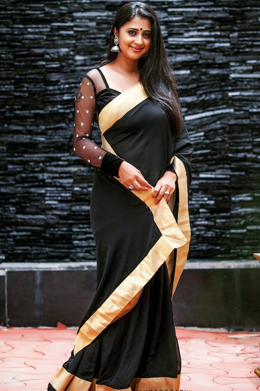 മലയാളികളുടെ പ്രിയപ്പെട്ട നായിക; കനിഹയുടെ ചിത്രങ്ങൾ വൈറലാകുന്നു