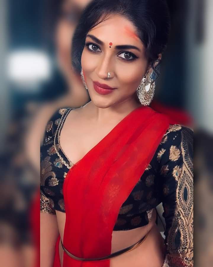 ഹോട്ട് ലുക്കിൽ നടി ഇതി ആചാര്യ.. ചിത്രങ്ങൾ