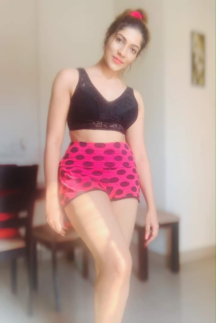 ഹോട്ട് ലുക്കിൽ നടി ഇതി ആചാര്യ.. ചിത്രങ്ങൾ