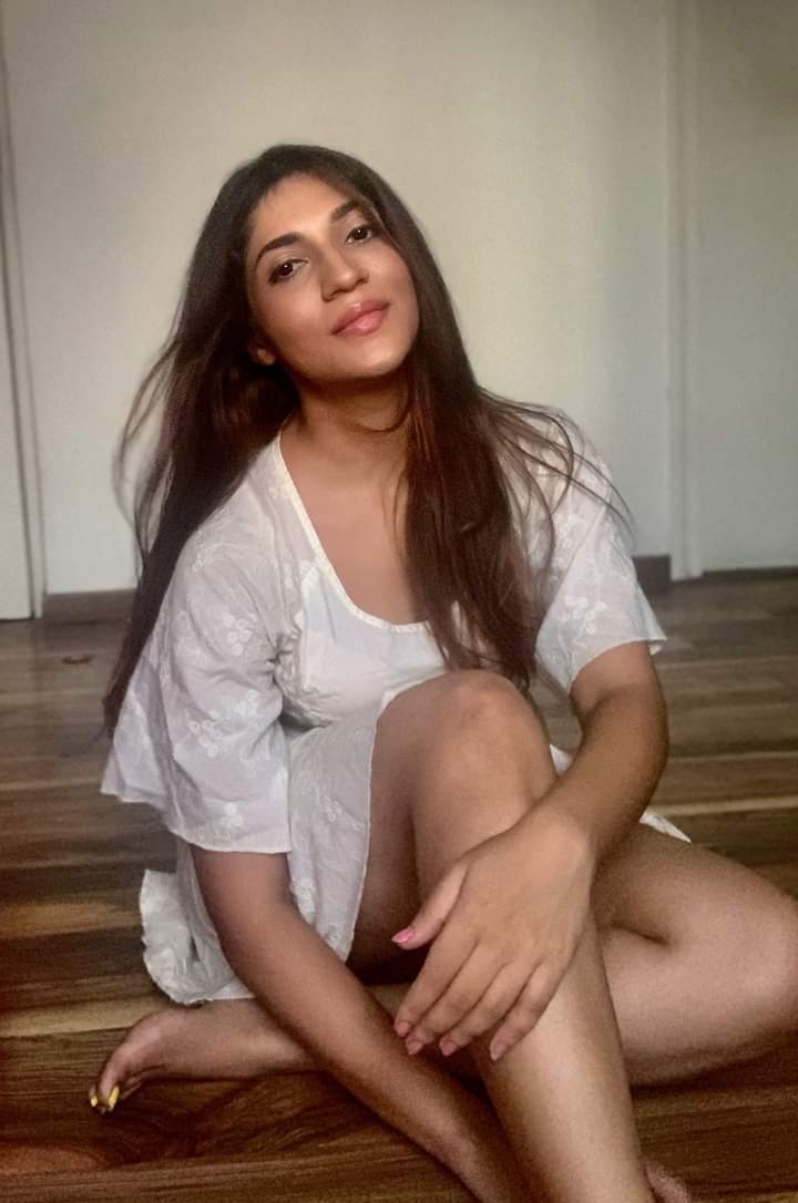 ഹോട്ട് ലുക്കിൽ നടി ഇതി ആചാര്യ.. ചിത്രങ്ങൾ