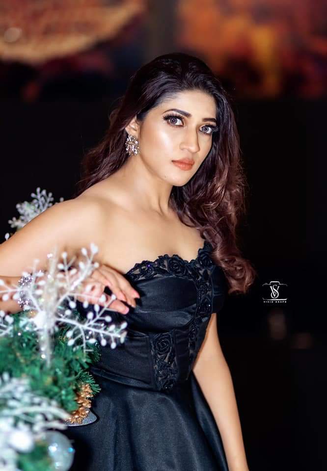 ഹോട്ട് ലുക്കിൽ നടി ഇതി ആചാര്യ.. ചിത്രങ്ങൾ